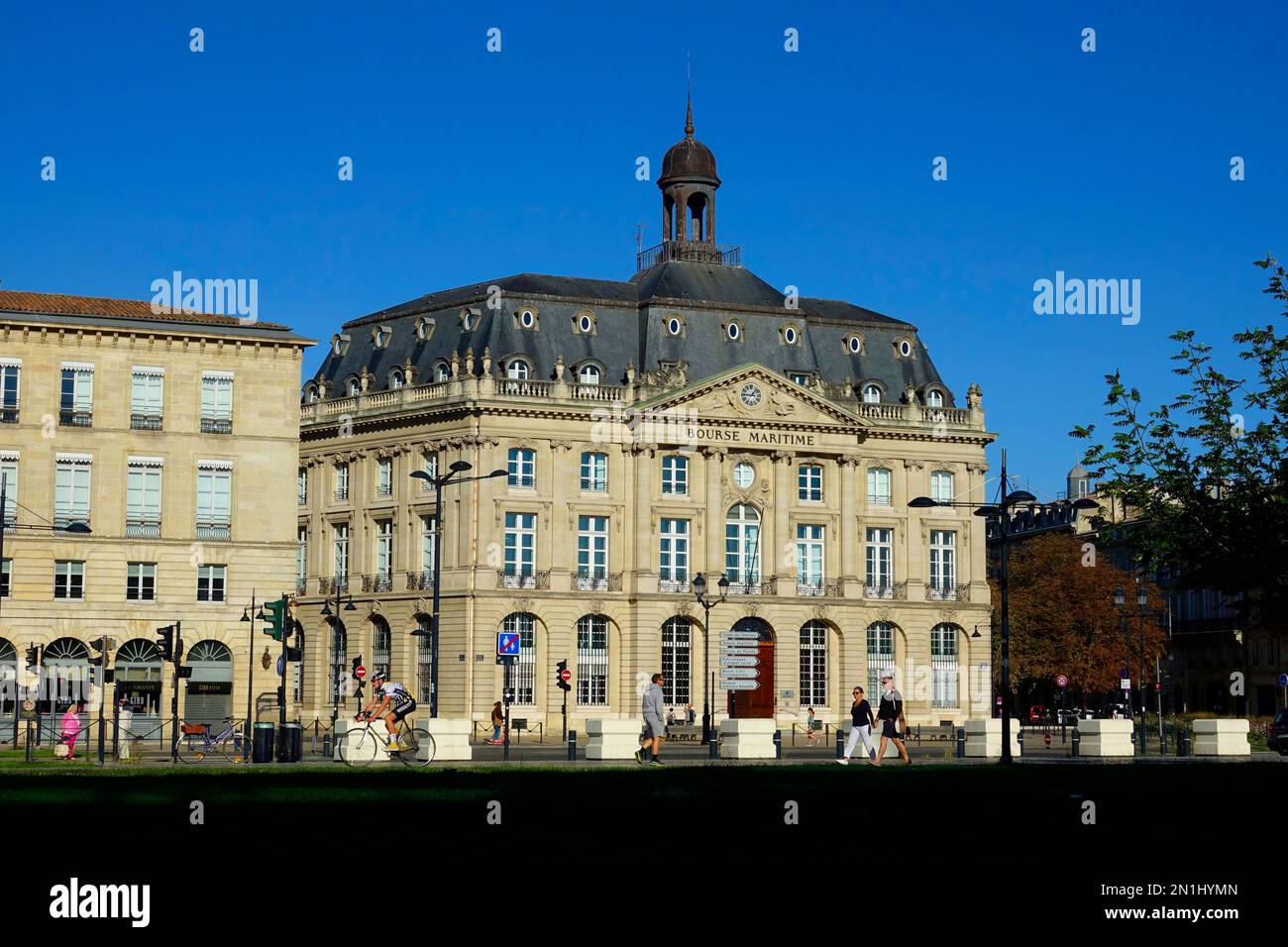 Place de la Bourse Bordeaux è una città portuale sul fiume Garonna nel dipartimento della Gironda, nel sud-ovest della Francia. È la capitale della Nouvelle-Aqui Foto Stock