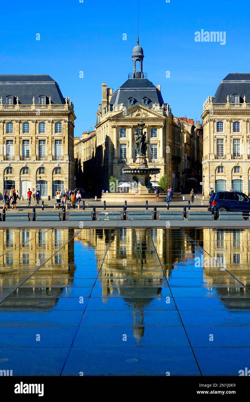 Place de la Bourse Bordeaux è una città portuale sul fiume Garonna nel dipartimento della Gironda, nel sud-ovest della Francia. È la capitale della Nouvelle-Aqui Foto Stock