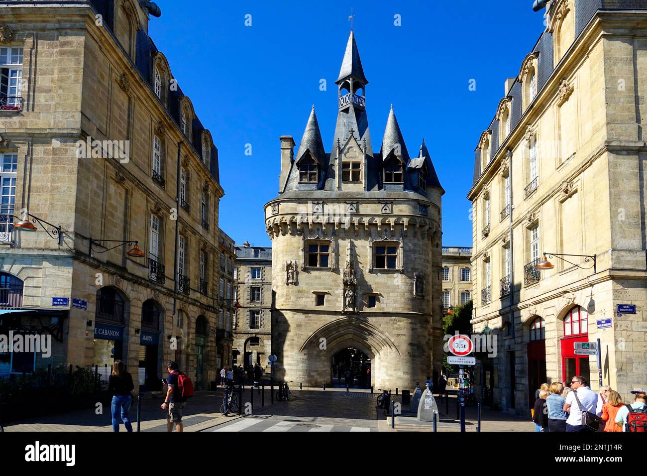 Grosse Cloche Gate Bordeaux è una città portuale sul fiume Garonna nel dipartimento della Gironda, nel sud-ovest della Francia. È la capitale della Nouvelle-Aqui Foto Stock