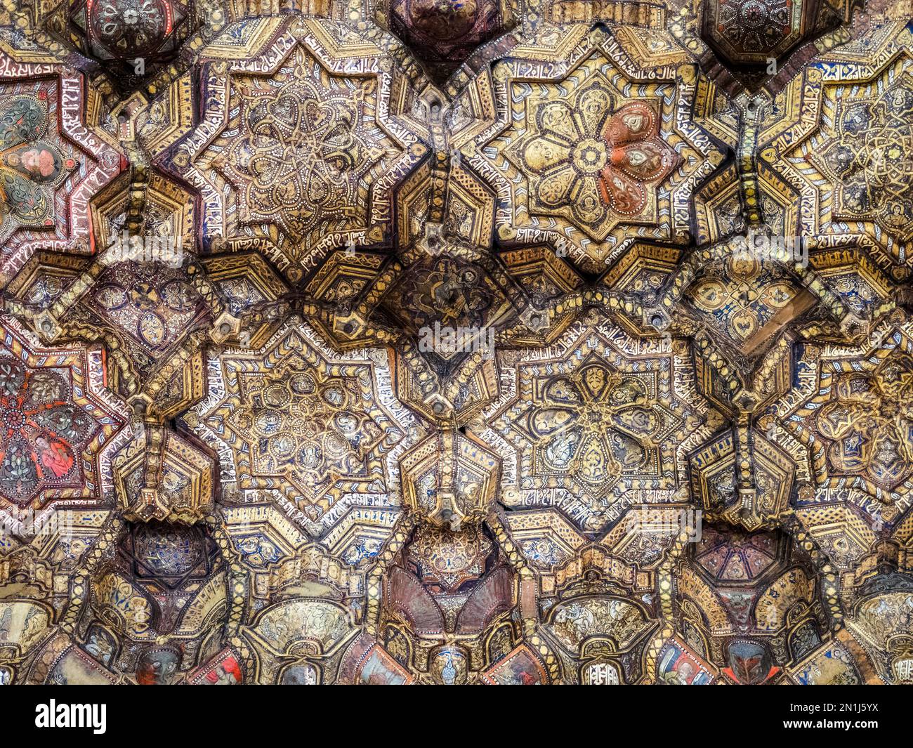 Particolare del soffitto Muqarnas della navata nella Cappella Palatina del Palazzo Normanno a Palermo - Sicilia, Italia Foto Stock