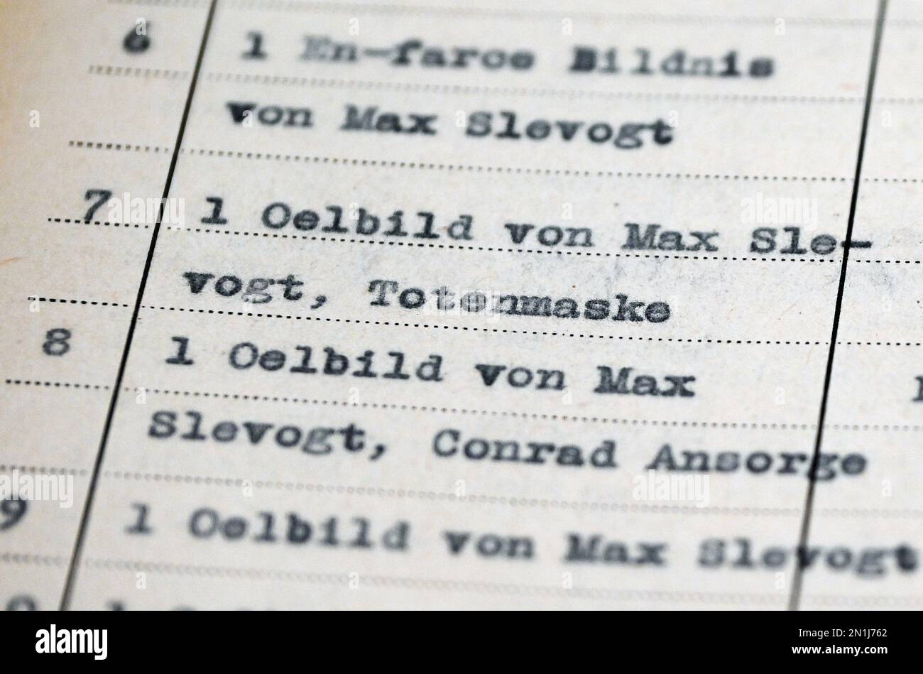 06 febbraio 2023, Brandeburgo, Potsdam: In un file dell'era nazista che si trova su un tavolo dell'Archivio di Stato di Brandeburgo, il commerciante d'arte Gurlitt è elencato come acquirente di un dipinto. Nell'ambito di un progetto di ricerca, dal 2020 sono stati digitalizzati ed elaborati 42.000 file dell'Asset Recovery Office del Presidente delle Finanze Berlino-Brandeburgo. I fascicoli documentano lo sfruttamento sistematico da parte dei socialisti nazionali di persone perseguitate come ebraiche o ostili alla legge. I risultati del progetto aprono la possibilità di indicizzare digitalmente le informazioni sulle locazioni dell'arte saccheggiata Foto Stock