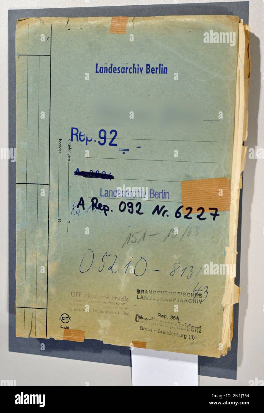 06 febbraio 2023, Brandeburgo, Potsdam: Un archivio di un cittadino ebraico si trova su un tavolo durante un evento stampa presso l'Archivio di Stato del Brandeburgo. Nell'ambito di un progetto di ricerca, dal 2020 sono stati digitalizzati ed elaborati circa 42.000 fascicoli provenienti dall'ufficio di liquidazione dei patrimoni del presidente delle finanze di Berlino-Brandeburgo. I fascicoli documentano l'utilizzo sistematico da parte dei socialisti nazionali di persone perseguitate come ebraiche o ostili alla legge. I risultati del progetto aprono la possibilità di indicizzare digitalmente indizi alle locazioni di arte e beni culturali saccheggiati. Foto: Bernd Settnik/ Foto Stock