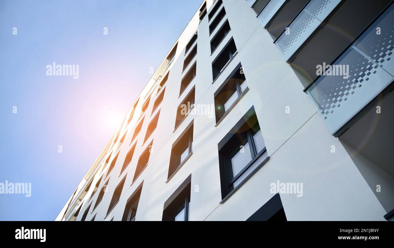 Esterno di nuovi edifici di appartamenti su uno sfondo blu cielo nuvoloso. Nessuna gente. Concetto di business immobiliare. Foto Stock