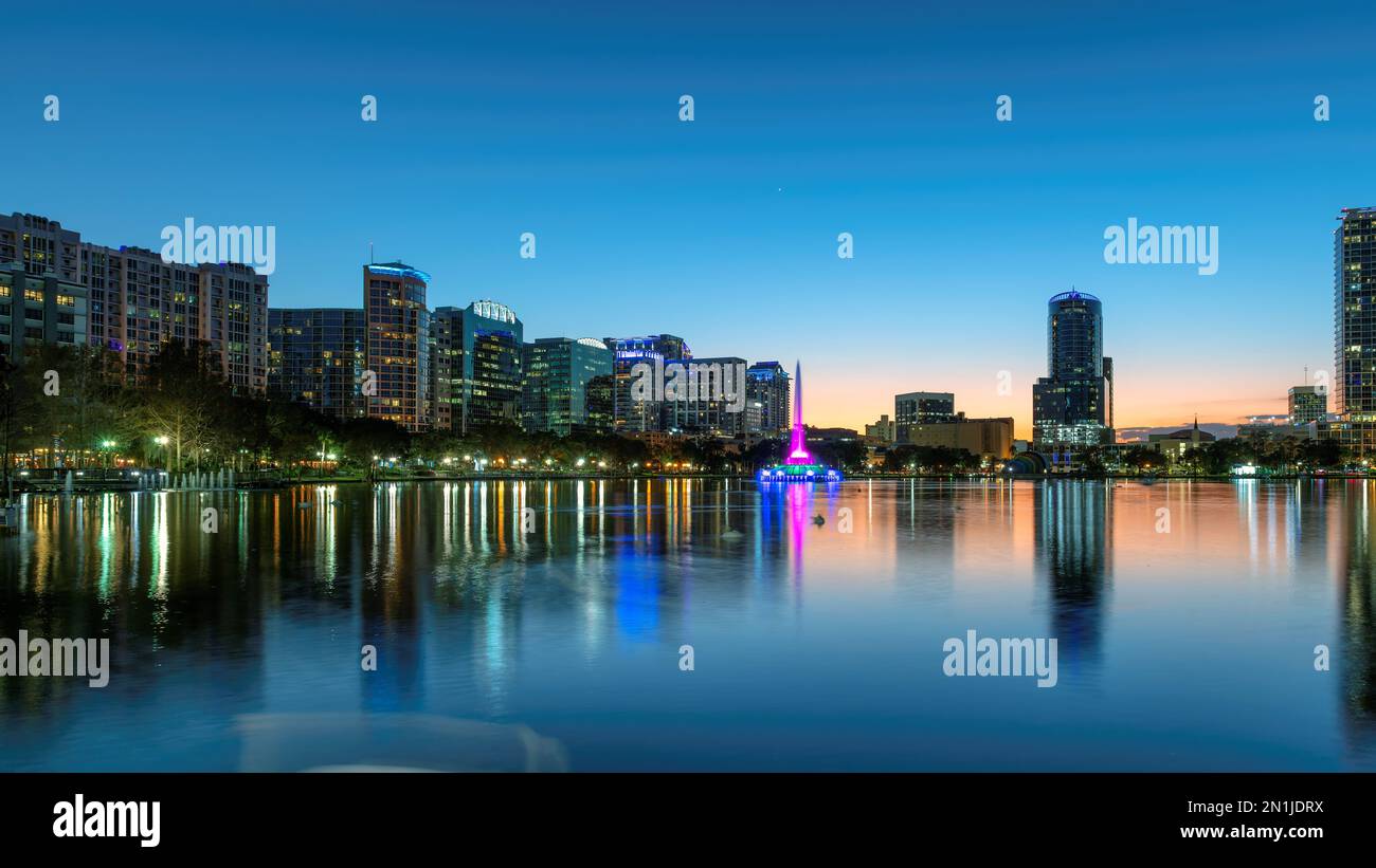Lo skyline notturno di Orlando, Florida, USA Foto Stock