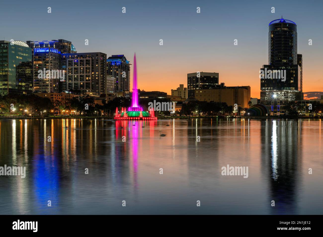 Skyline di Orlando al night.in Lake Eola con fomtain, Florida, USA Foto Stock