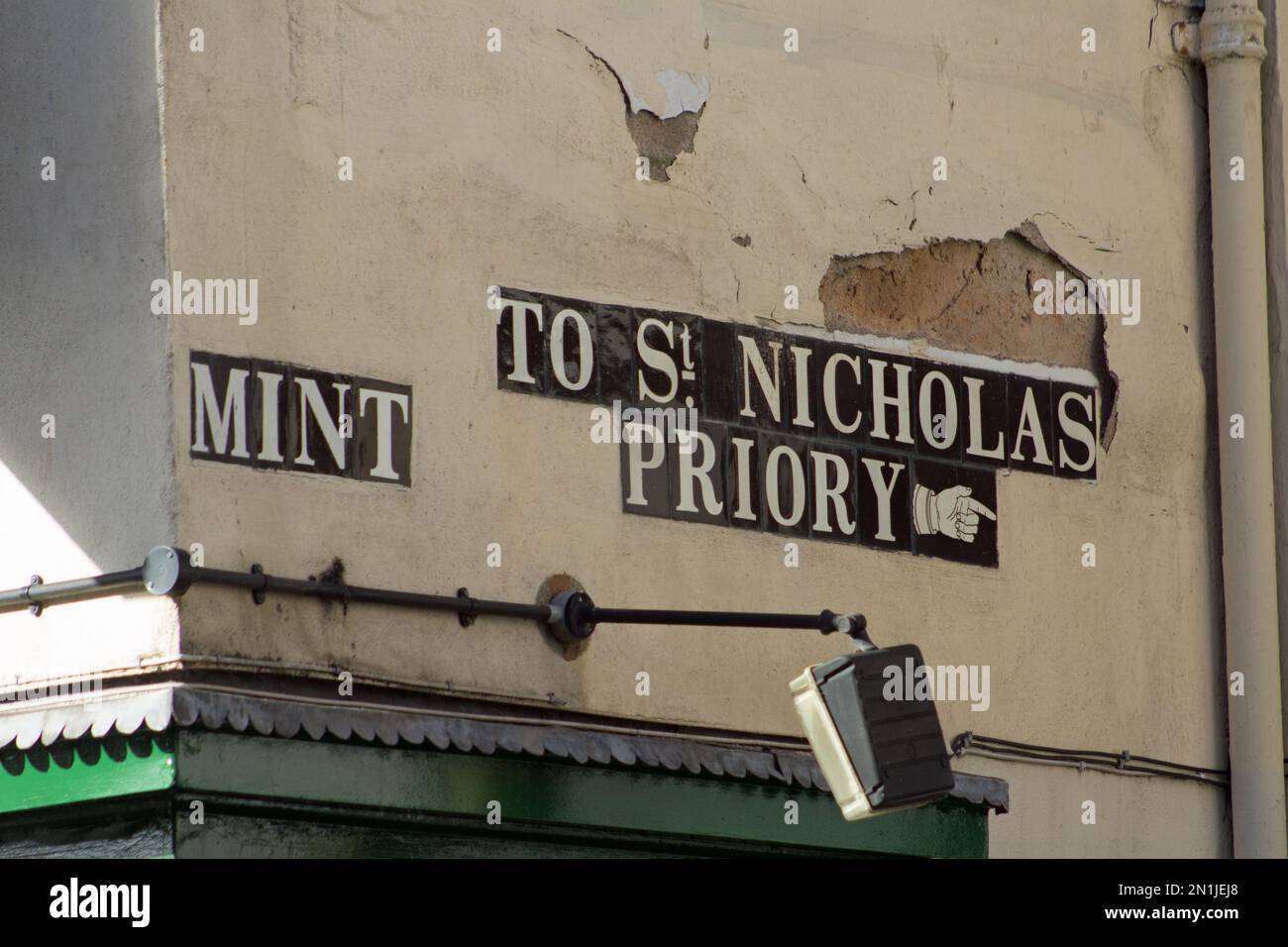 EXETER, DEVON, Regno Unito - 28 OTTOBRE 2018 segno della zecca e segno per St. Nicholas Priory nel centro della città Foto Stock