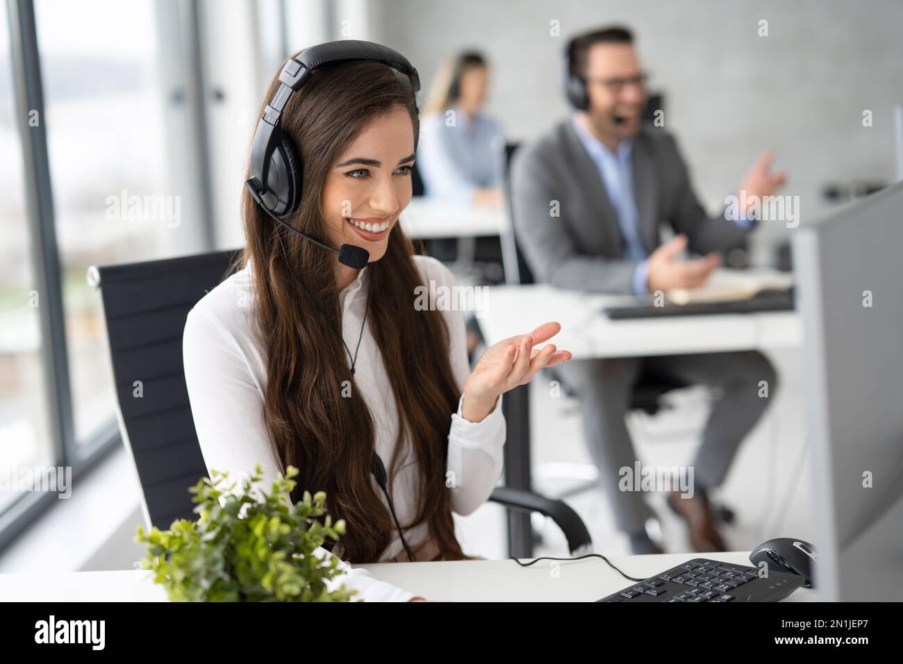 Bella donna in viaggio d'affari che lavora all'ufficio del servizio clienti. Foto Stock