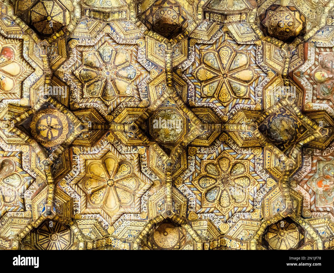 Particolare del soffitto Muqarnas della navata nella Cappella Palatina del Palazzo Normanno a Palermo - Sicilia, Italia Foto Stock
