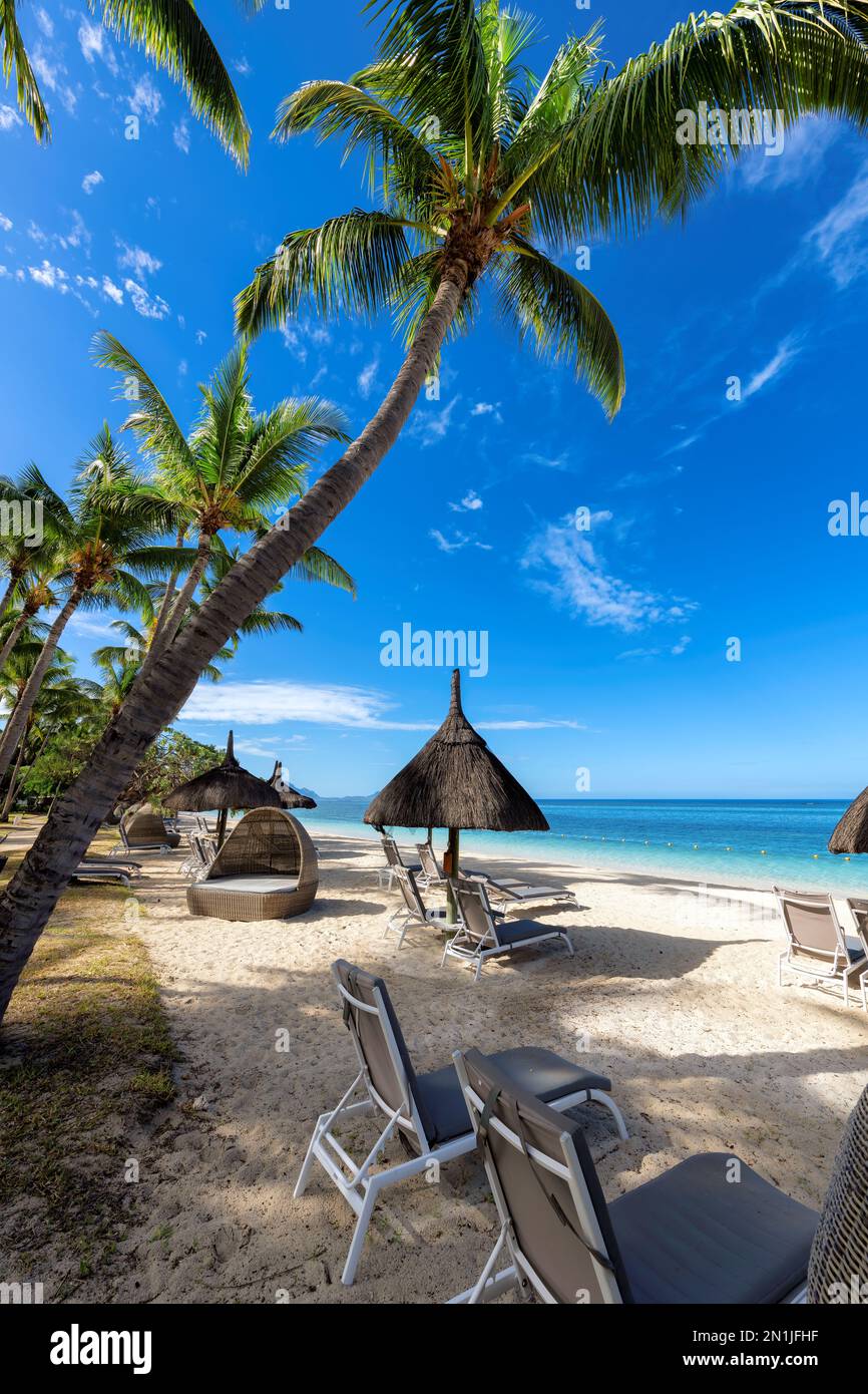 Bella spiaggia soleggiata e mare in resort tropicale a Paradise Island. Foto Stock