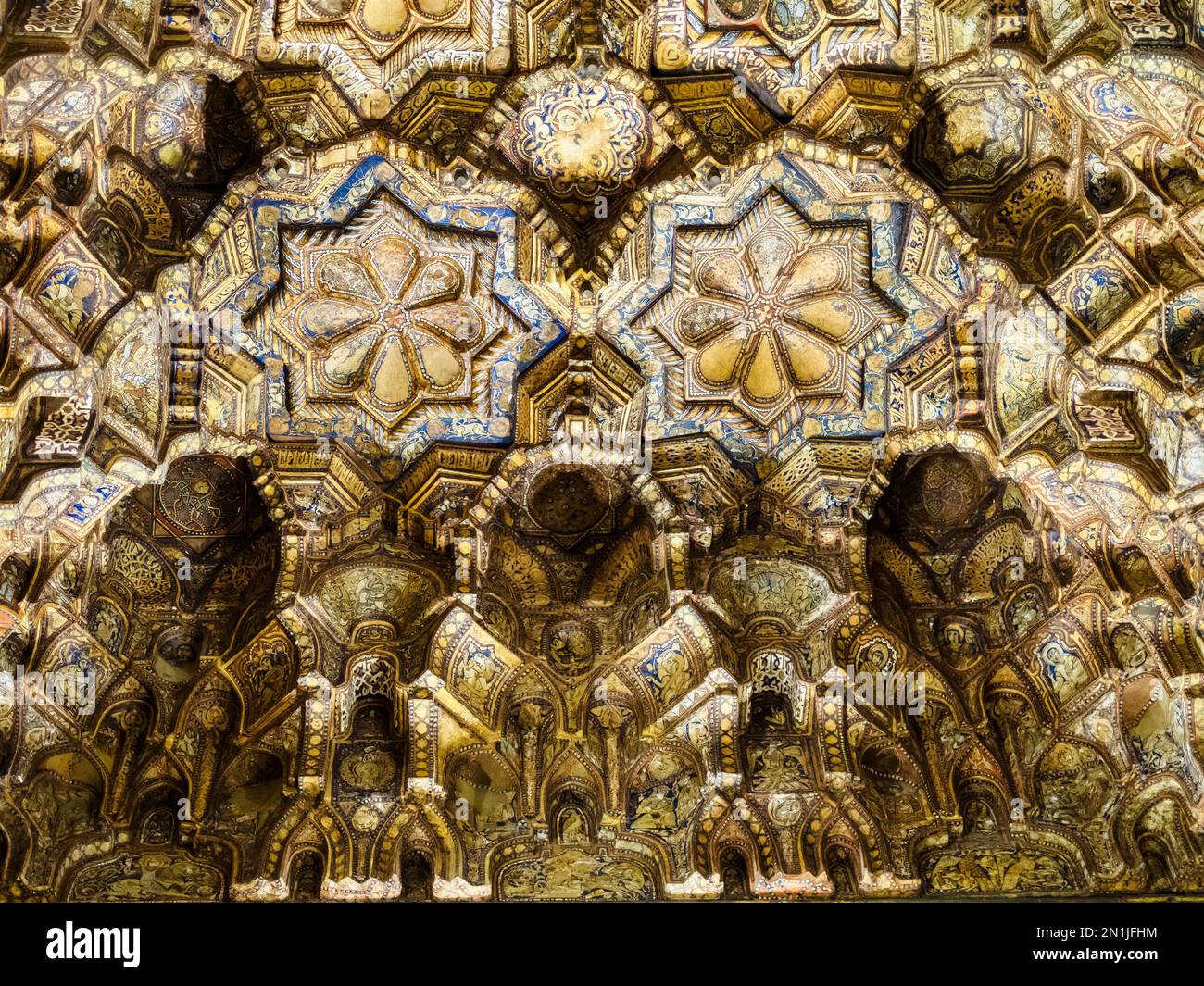 Particolare del soffitto Muqarnas della navata nella Cappella Palatina del Palazzo Normanno a Palermo - Sicilia, Italia Foto Stock