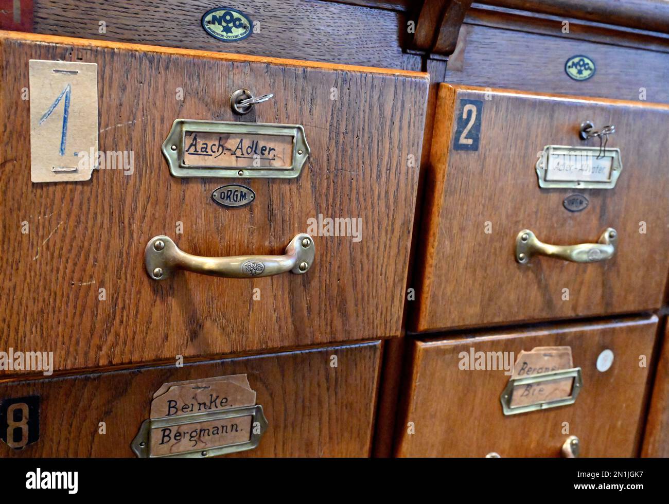 06 febbraio 2023, Brandeburgo, Potsdam: Storico archivio schede stand durante un evento stampa presso l'Archivio di Stato di Brandeburgo. Nell'ambito di un progetto di ricerca, dal 2020 sono stati digitalizzati ed elaborati circa 42.000 fascicoli provenienti dall'ufficio di liquidazione dei patrimoni del presidente delle finanze di Berlino-Brandeburgo. I fascicoli documentano lo sfruttamento sistematico da parte dei socialisti nazionali di persone perseguitate come ebraiche o ostili alla legge. I risultati del progetto aprono la possibilità di indicizzare digitalmente indizi alle locazioni di arte e beni culturali saccheggiati. Foto: Bernd Settnik/dpa Foto Stock