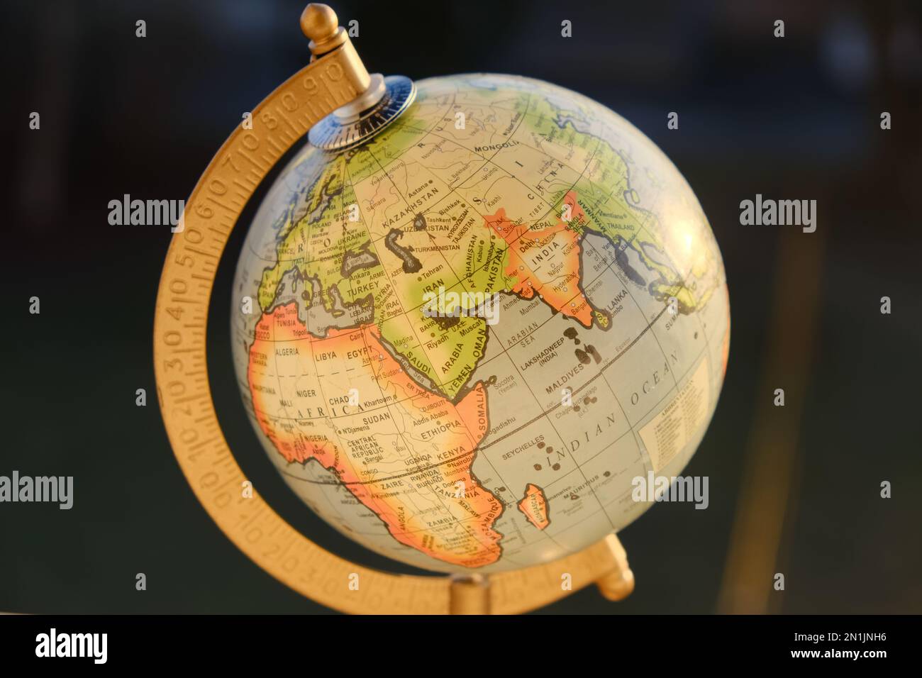 Foto di una splendida scrivania globo con focus su Eurasia, Arabia, Africa e l'Oceano Indiano. Ripresa con luce solare naturale. Foto Stock