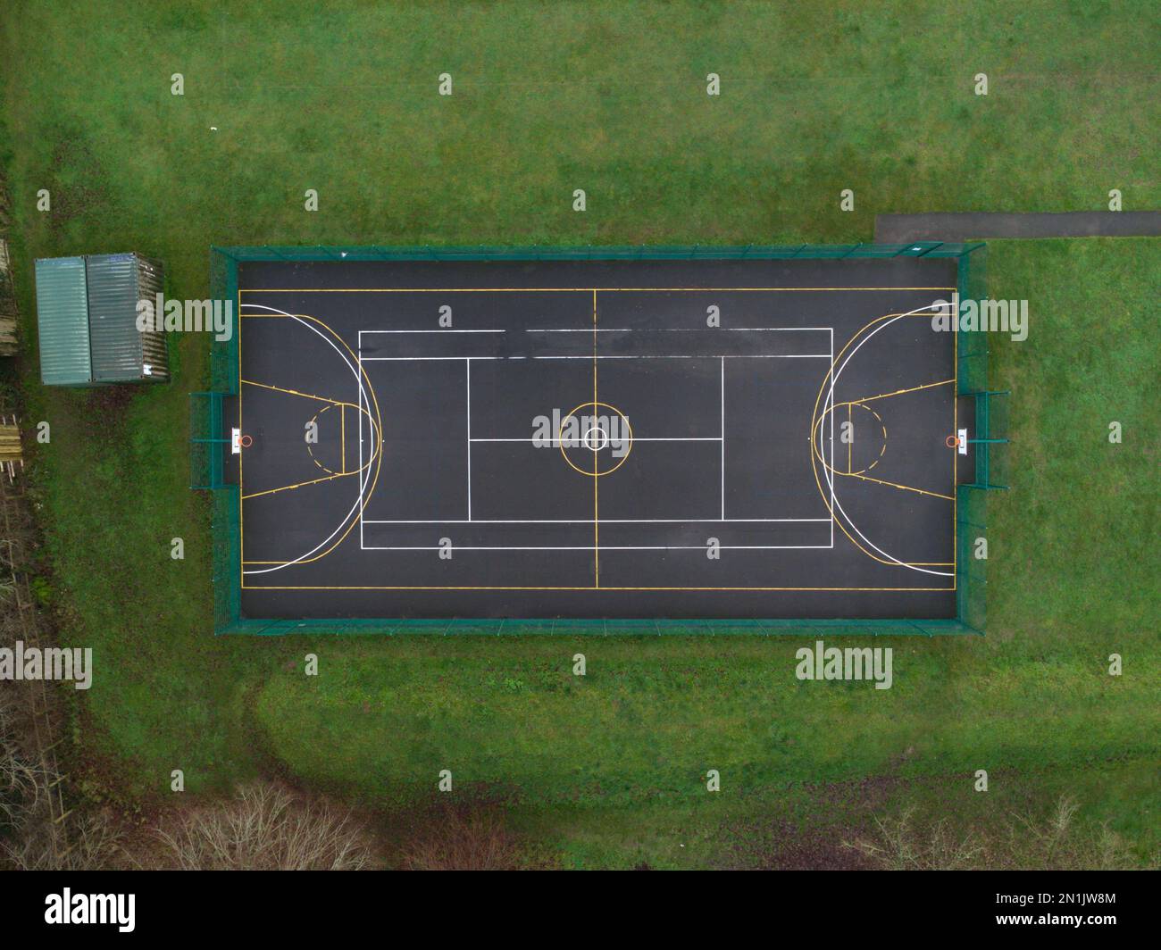 Una vista aerea di un campo da pallacanestro e da tennis nell'Hampshire UK Foto Stock