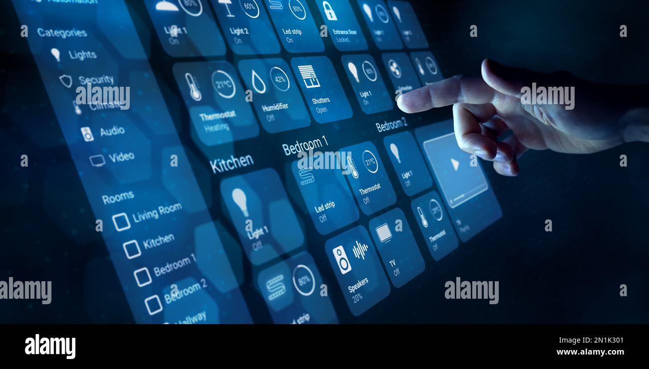 Interfaccia Smart Home Dashboard con la persona che tocca un pulsante per controllare i dispositivi connessi e configurare la tecnologia di automazione. Utilizzo dell'assistente intelligente per Foto Stock