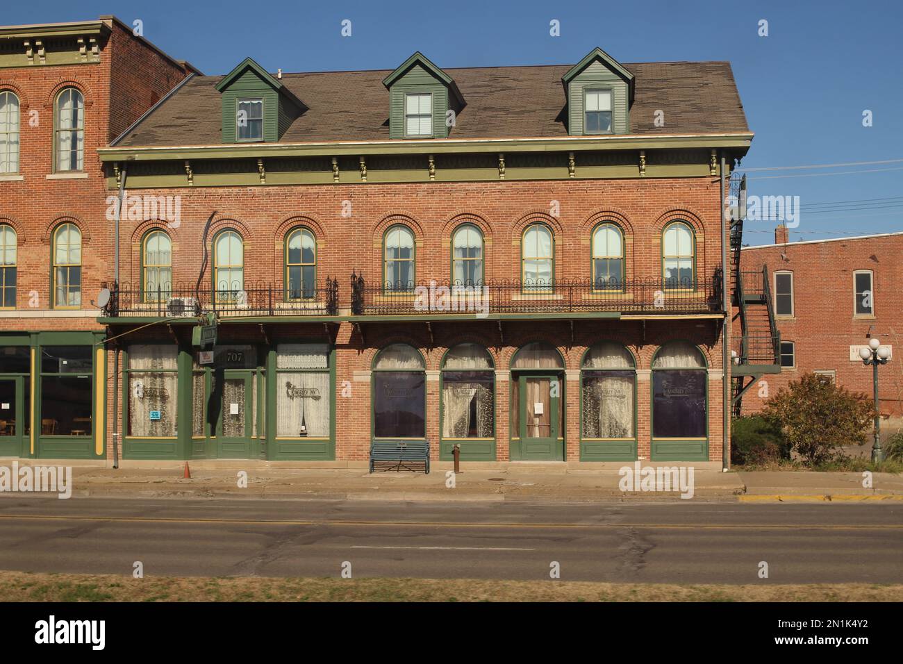 KANSAS CITY, USA - 13 NOVEMBRE 2016 edificio appena fuori Kansas City preso dal treno Foto Stock