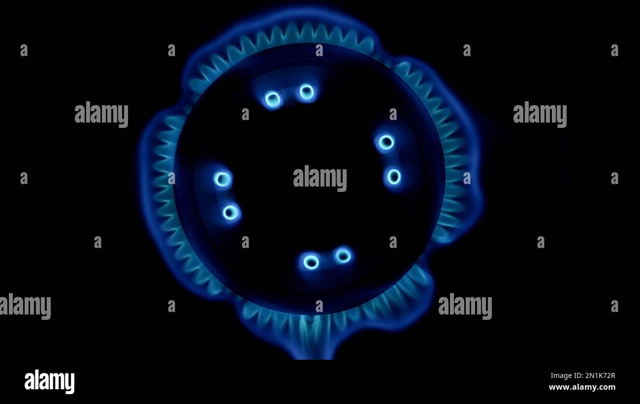 Fuoco blu dalla stufa a gas sulla cucina domestica con fiamme di propano o gas naturale. Messa a fuoco selettiva. Primo piano. Foto Stock