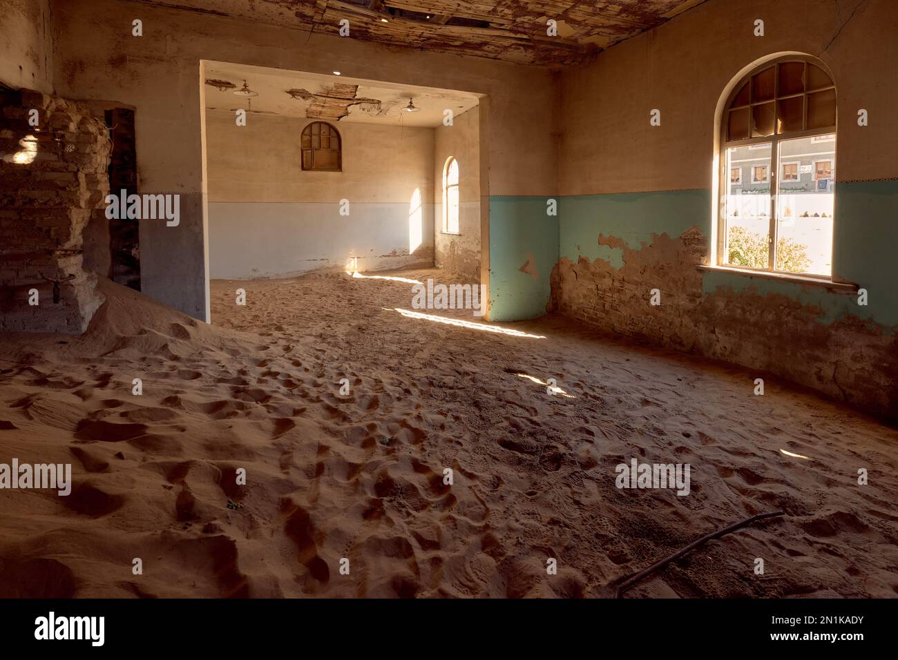 Camera piena di sabbia nella vecchia panetteria a Kolmanskop Ghost Town, Namibia. Immagine fotografica elaborata e creativa. Foto Stock