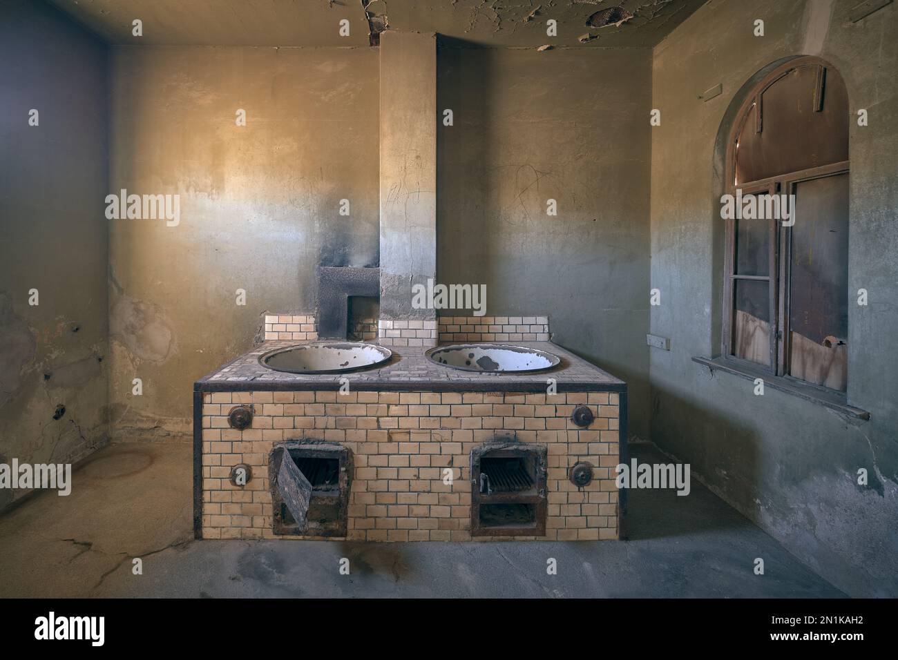 Forni decrepit nella vecchia panetteria a Kolmanskop Ghost Town, Namibia. Foto immagine elaborata e creativa. Foto Stock