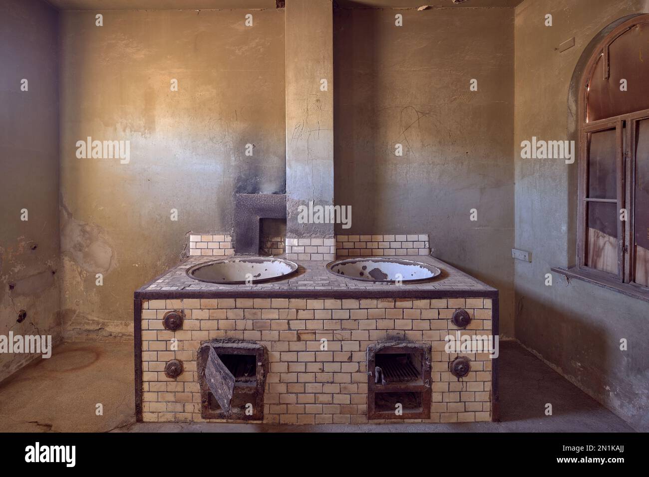 Forni decrepit nella vecchia panetteria a Kolmanskop Ghost Town, Namibia. Foto immagine elaborata e creativa. Foto Stock