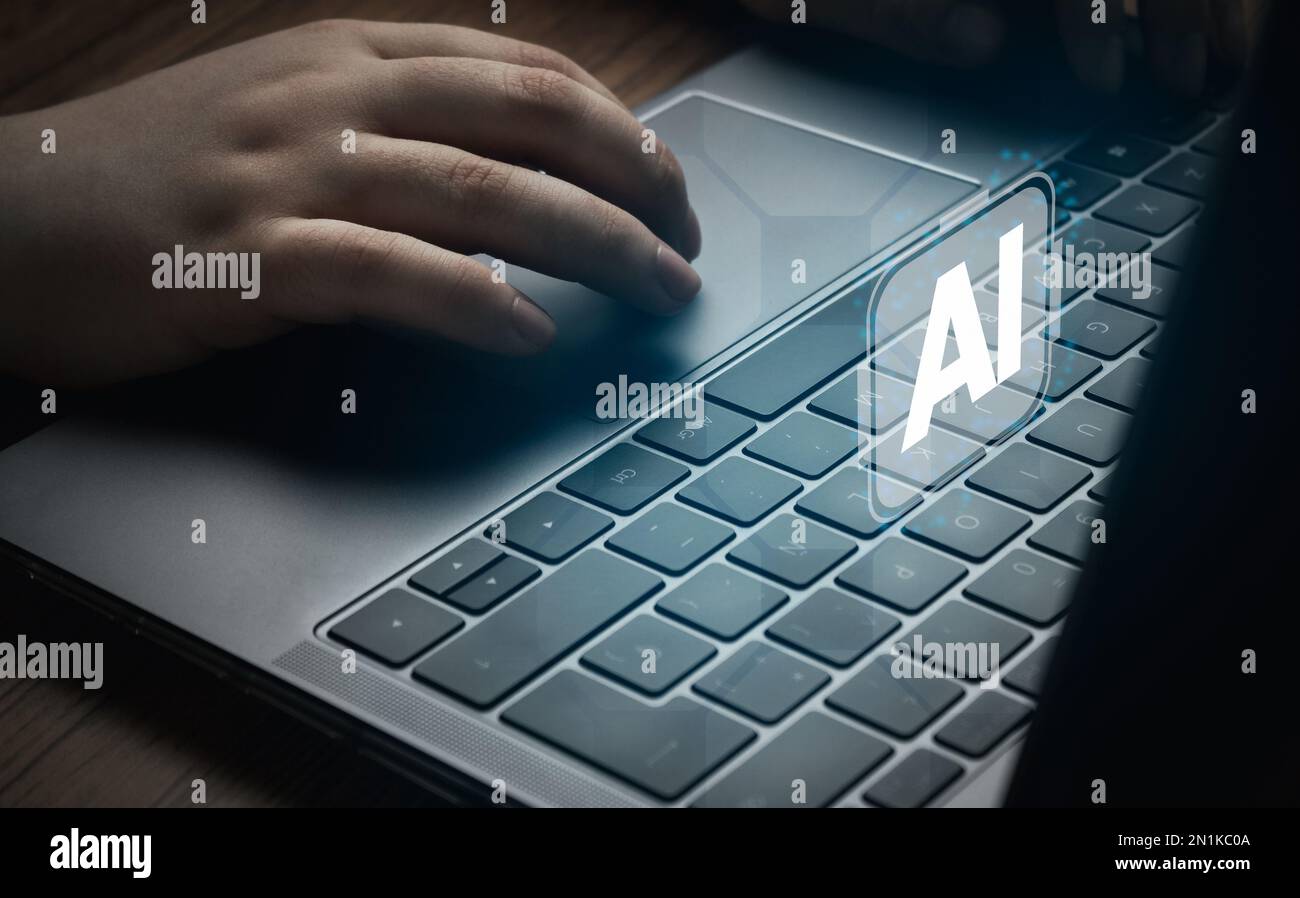 Donna che utilizza un notebook con interfaccia di ologramma ai. Il concetto di intelligenza artificiale utilizza l'analisi, l'automazione e il cervello autonomo. Foto Stock