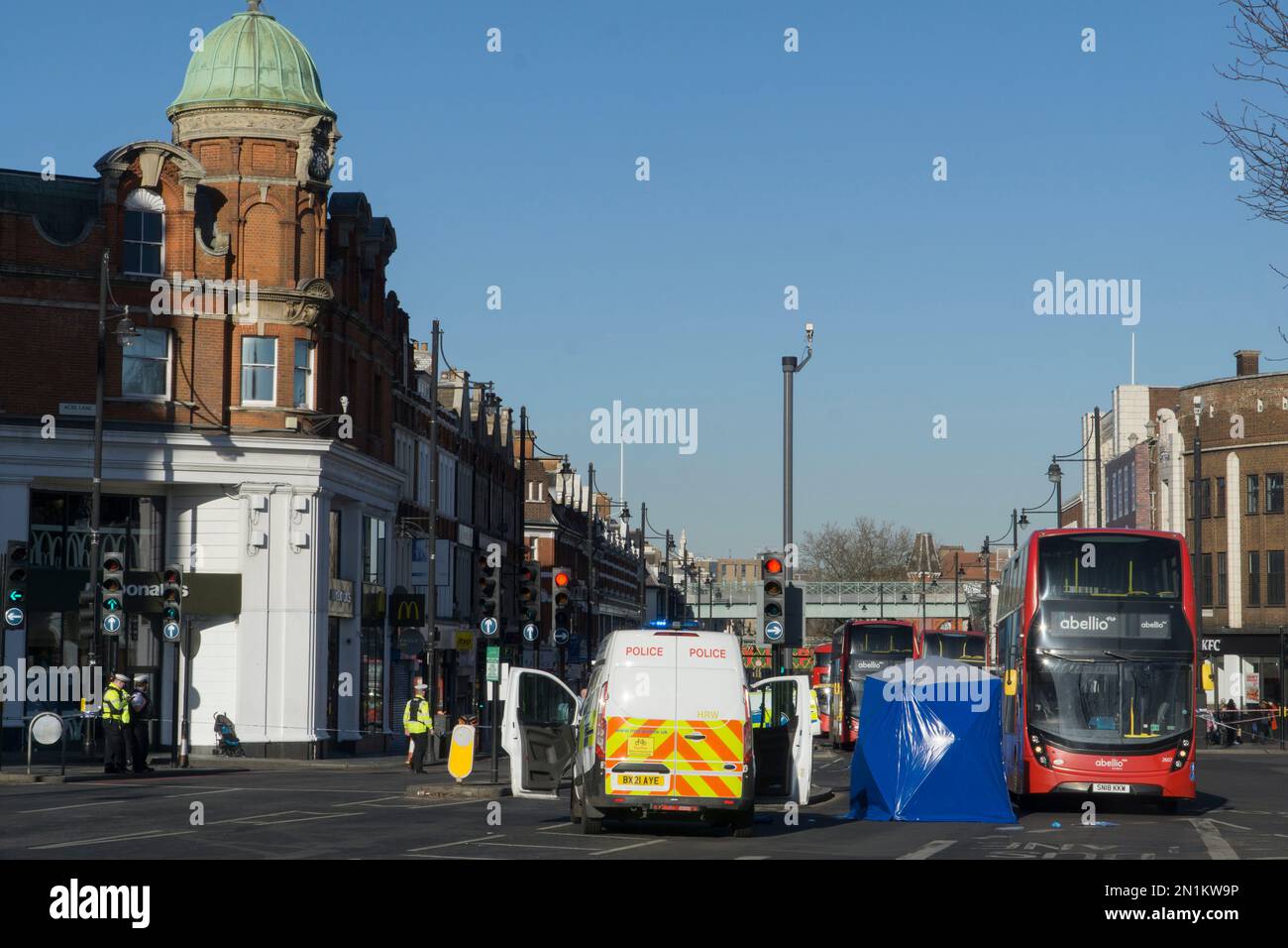 Londra, Regno Unito, 6 febbraio 2022: Il centro di Brixton è chiuso al traffico dopo una fatalità pedonale all'incrocio tra Brixton Hill e Coldharbour Lane. Un camion HGV colpì l'uomo e non si fermò, ma fu poi arrestato dalla polizia. Molte linee di autobus sono interrotte e un'aria tranquilla e solenne pervade la strada normalmente vivace Brixton. La polizia locale ha detto che le chiusure delle strade non sarebbero state chiarite prima del 6pm. Anna Watson/Alamy Live News Foto Stock