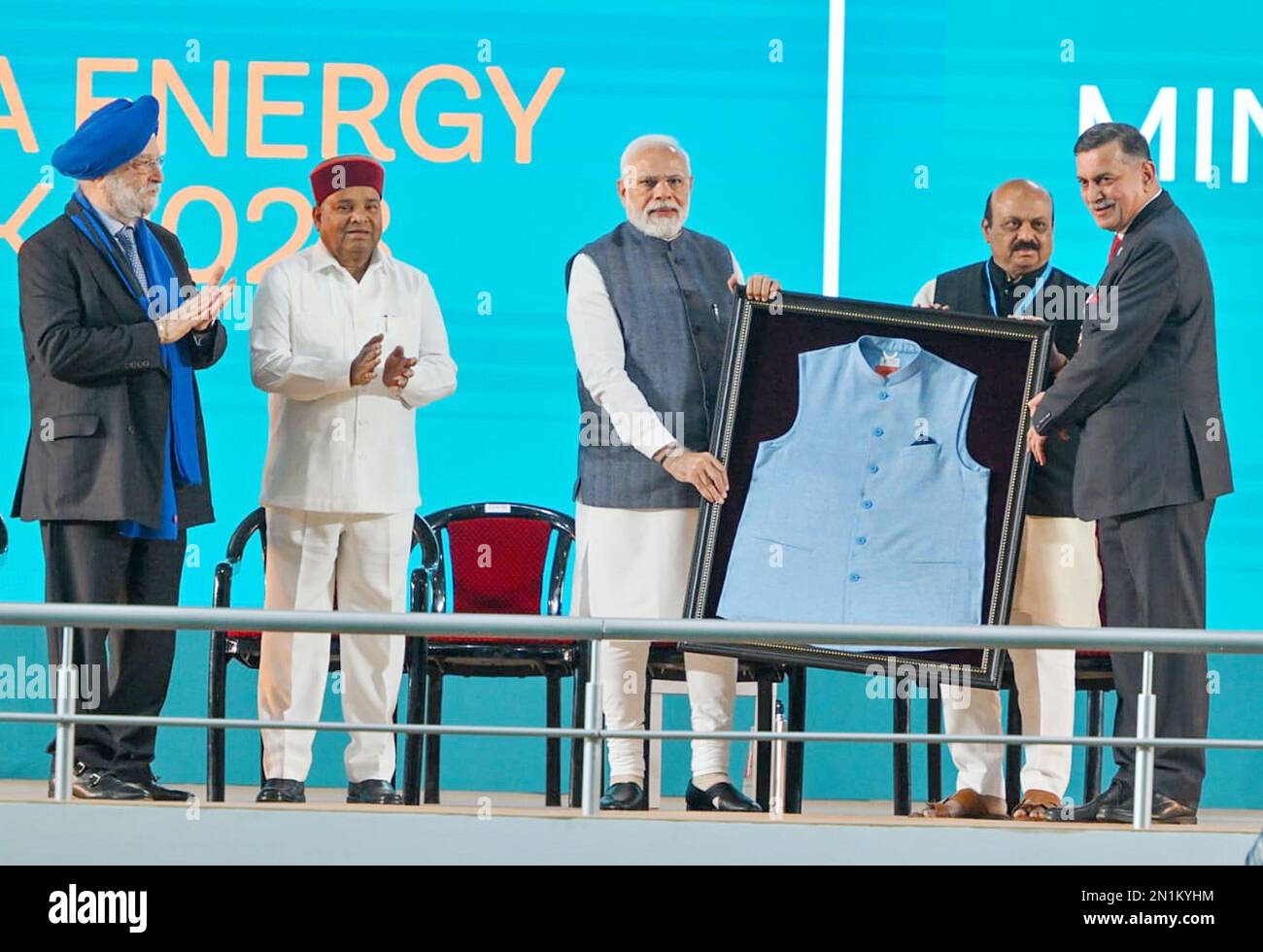 Bengaluru, India. 6th Feb, 2023. Il primo ministro indiano Narendra modi (C) ha presentato una giacca, realizzata con bottiglie di polietilene tereftalato riciclato, alla cerimonia di inaugurazione della settimana dell'energia indiana 2023 a Bengaluru, la capitale dello stato di Karnataka, India, 6 febbraio 2023. L'India Energy Week 2023 è iniziata lunedì con l'obiettivo di mostrare la crescente prodezza del paese come potenza di transizione energetica. Credit: Str/Xinhua/Alamy Live News Foto Stock