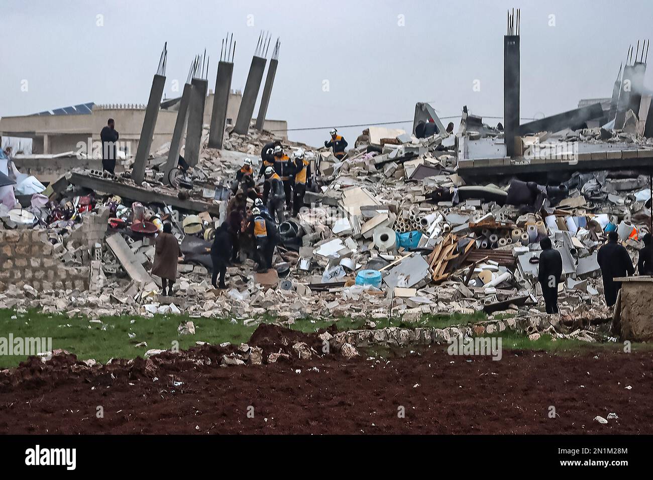 Idlib, Siria. 06th Feb, 2023. Le squadre di soccorso cercano le vittime nelle macerie a seguito di un terremoto nell'Idlib siriano nordoccidentale nella parte della provincia dell'Idlib, detenuta dai ribelli, il 6 febbraio 2023. – Si dice che centinaia di persone siano state uccise in Turchia e in Siria dopo un terremoto di magnitudo 7,8 che ha avuto origine in Turchia e che si è sentito in tutti i paesi del Medio Oriente. Foto di Siria Civil Defense/UPI Credit: UPI/Alamy Live News Foto Stock