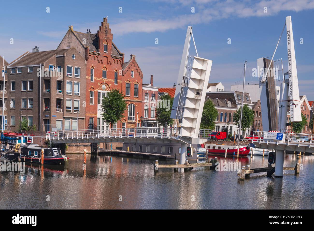 Holland, Rotterdam, il ponte levatoio doppio conosciuto come il ponte VOC attraverso Achterhaven con il Piet Hein Building chiamato dopo un navigatore del 16th ° secolo nato localmente. Foto Stock