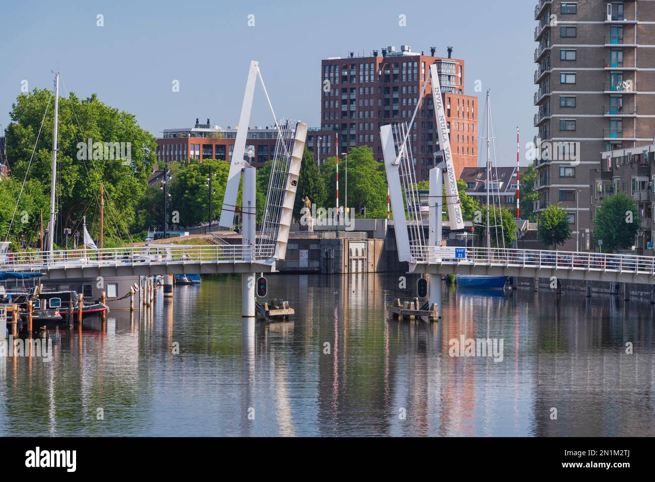 Olanda, Rotterdam, il ponte levatoio doppio conosciuto come il ponte VOC attraverso Achterhaven con una statua di Piet Hein che era un navigatore del 16th ° secolo nato localmente. Foto Stock