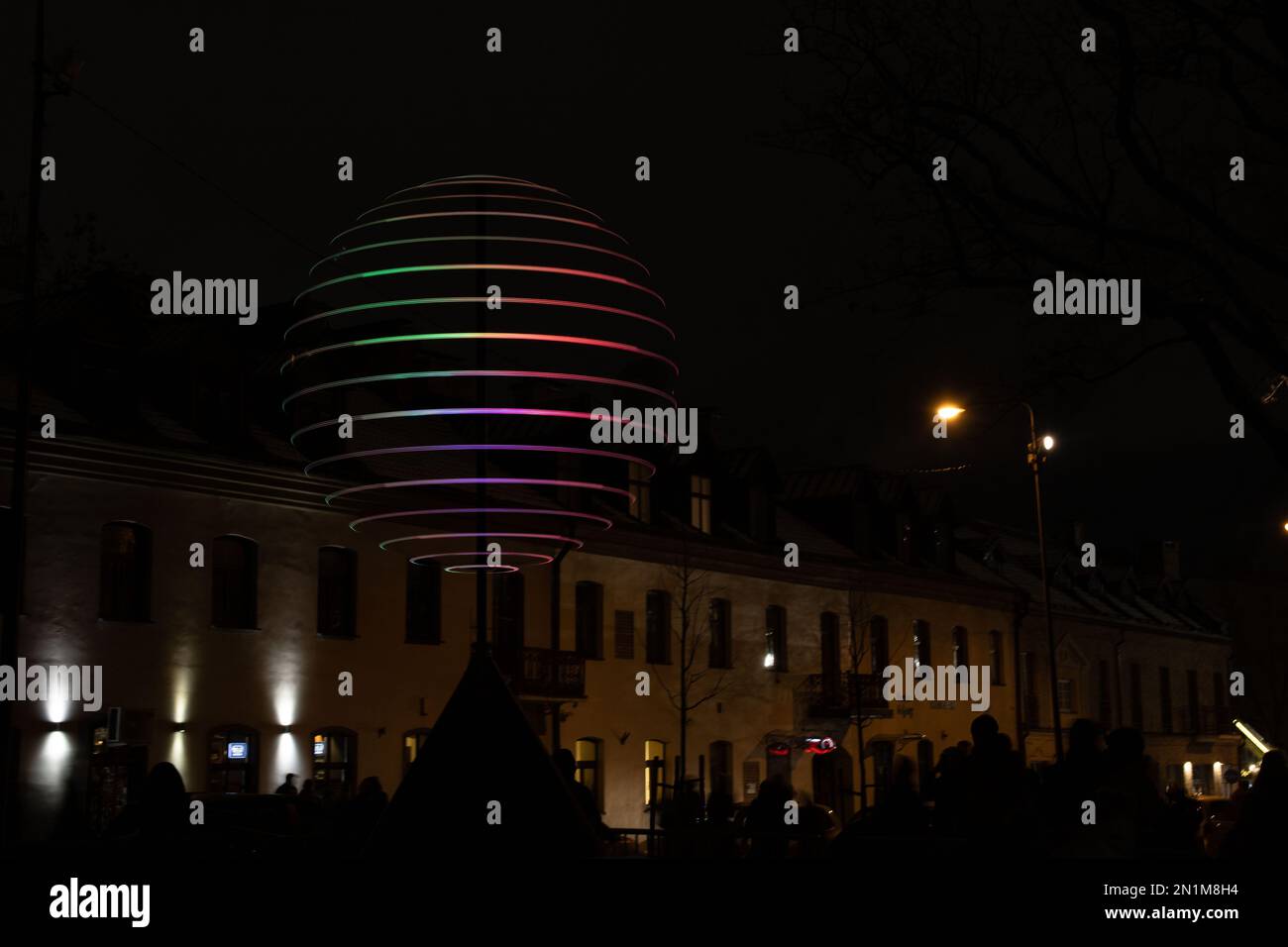 foto offuscata installazione multicolore sulla strada di notte Foto Stock