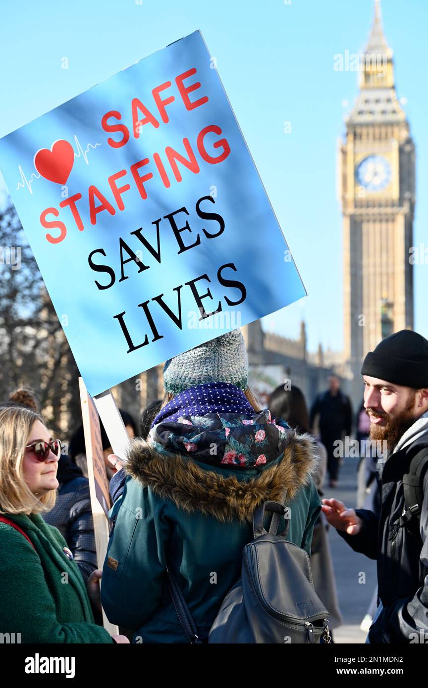 Londra, Regno Unito. 6th febbraio, 2023. Gli infermieri della RCN si sono Uniti alla linea del picket fuori del St Thomas' Hospital mentre gli infermieri e il personale dell'ambulanza hanno continuato lo sciopero nello stesso tempo su quello che è stato chiamato il più grande sciopero nella storia dell'NHS. Credit: michael melia/Alamy Live News Foto Stock