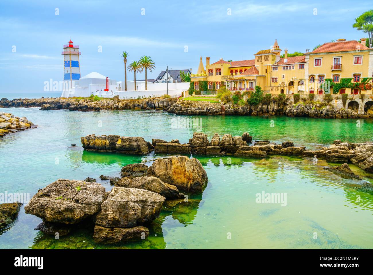 Vista del faro di Santa Maria e del museo della casa di Santa Maria a Cascais, Portogallo. Foto Stock