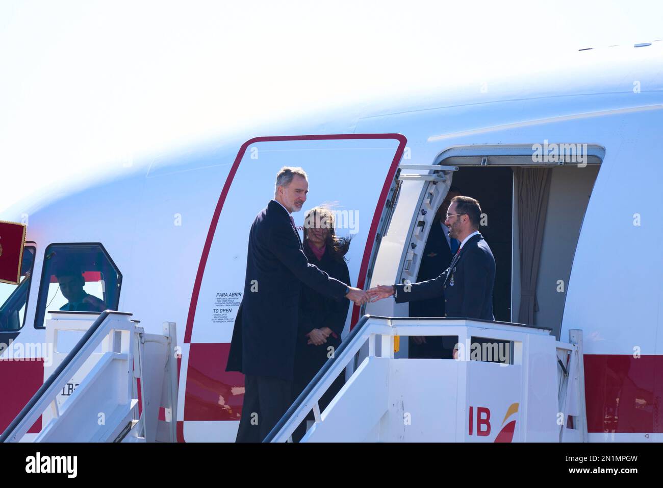 Madrid. Spagna. 20230206, re Felipe VI di Spagna, la regina Letizia di Spagna parte in Angola per una visita di Stato di 3 giorni all'aeroporto Adolfo Suarez Madrid-Barajas il 6 febbraio 2023 a Madrid, Spagna Foto Stock