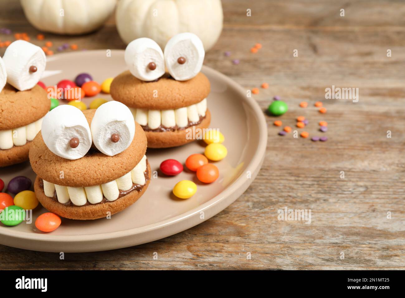 Deliziosi dessert a tema Halloween su un tavolo di legno Foto Stock