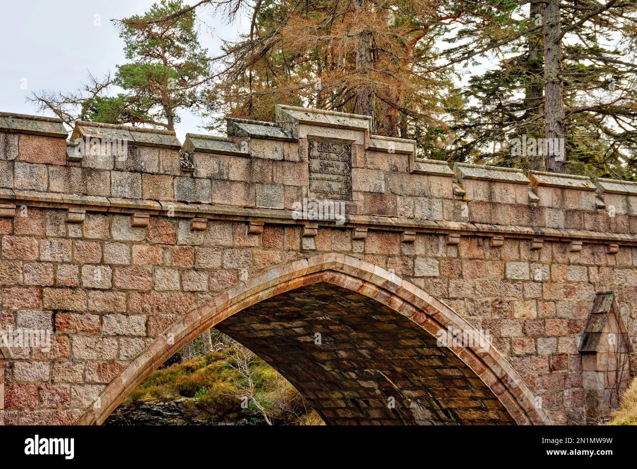 Braemar Scotland il Linn of Dee Bridge singolo tratto di granito rosa e iscrizione DI QUESTO PONTE SOPRA IL LINN OF DEE ERETTO DA GIACOMO QUINTO CONTE Foto Stock