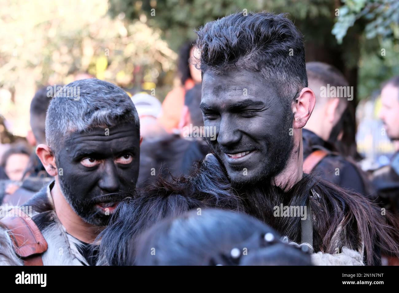 Preparazione dei Mamutzones di Samugheo, maschera tradizionale dove gli uomini con le facce nere vestono le pelli degli animali e si rifà con le corna Foto Stock