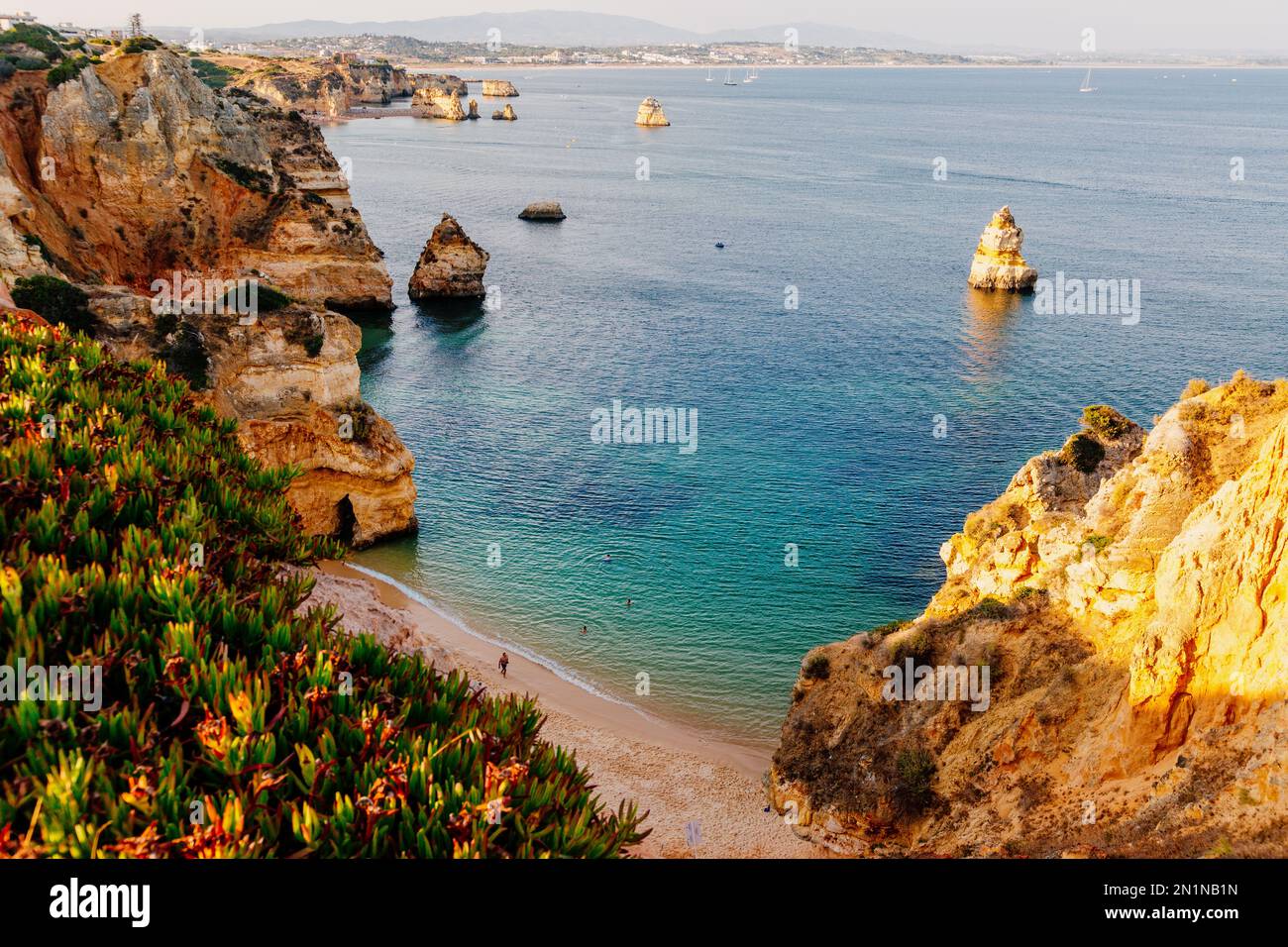 Bella costa e spiaggia in Algarve, Portogallo Foto Stock