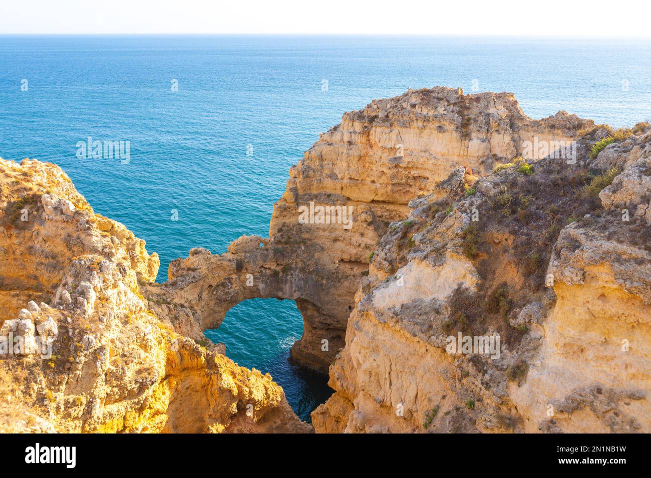 Bella costa e spiaggia in Algarve, Portogallo Foto Stock