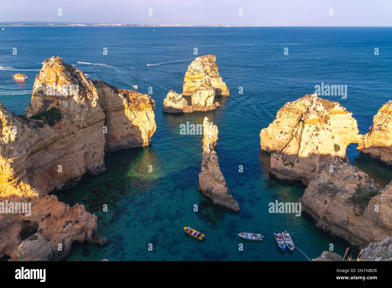 Bella costa e spiaggia in Algarve, Portogallo Foto Stock