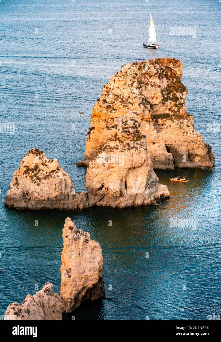 Bella costa e spiaggia in Algarve, Portogallo Foto Stock