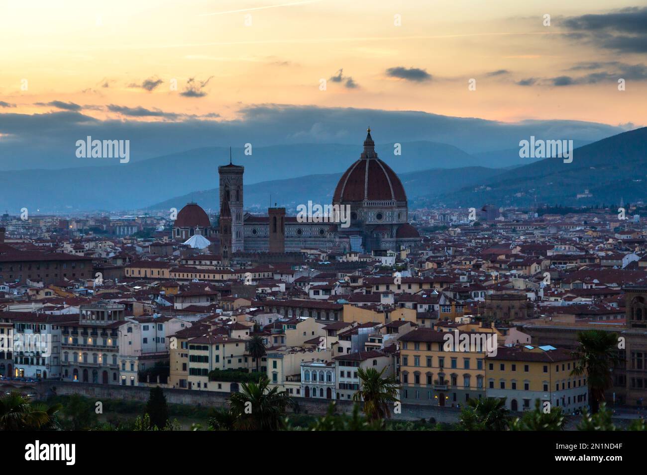 Intorno a Firenze, con vista sulla città al tramonto da Piazzale Michelangelo Foto Stock