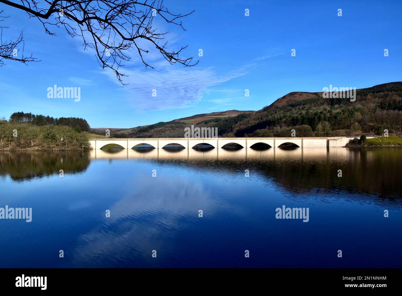 Ponte stradale che attraversa il lago artificiale di Ladybower. Foto Stock