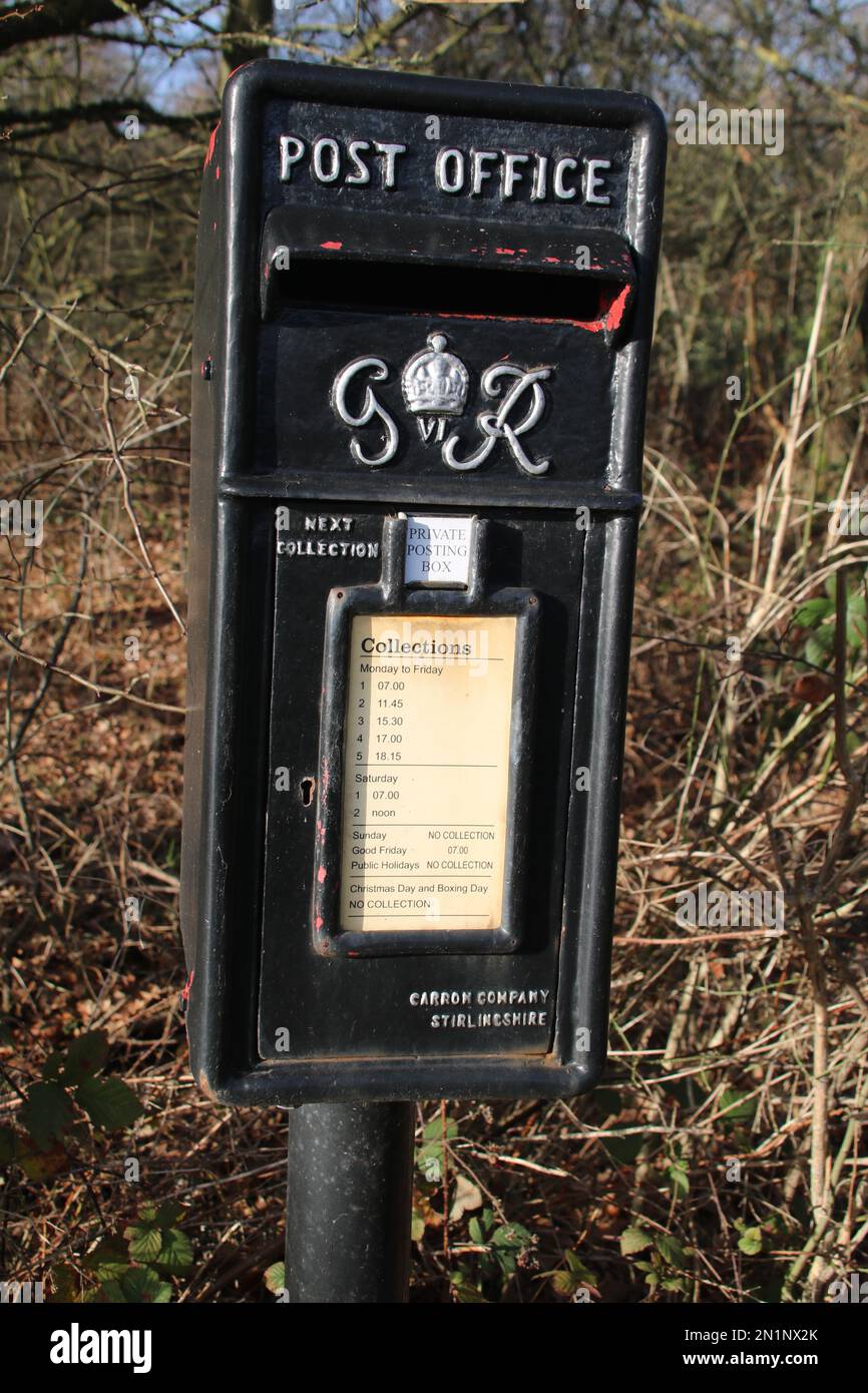 casella postale nera sul montante Foto Stock