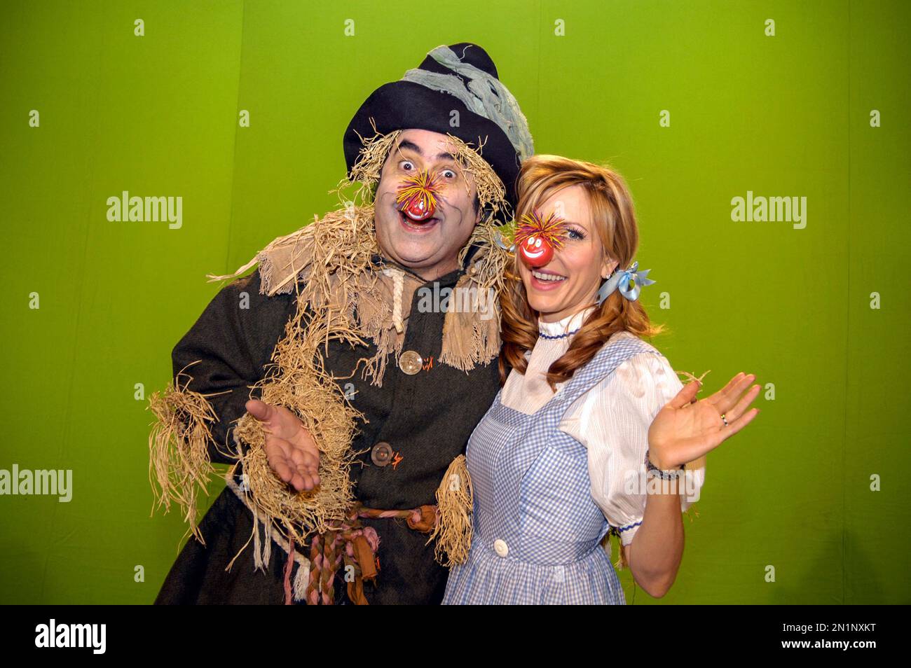 Heather Mills McCartney e Danny Baker vestiti come Dorothy e lo Scarecrow per l'iconica ripresa video 'Amarillo' di Peter Kay del 2005. Foto Stock