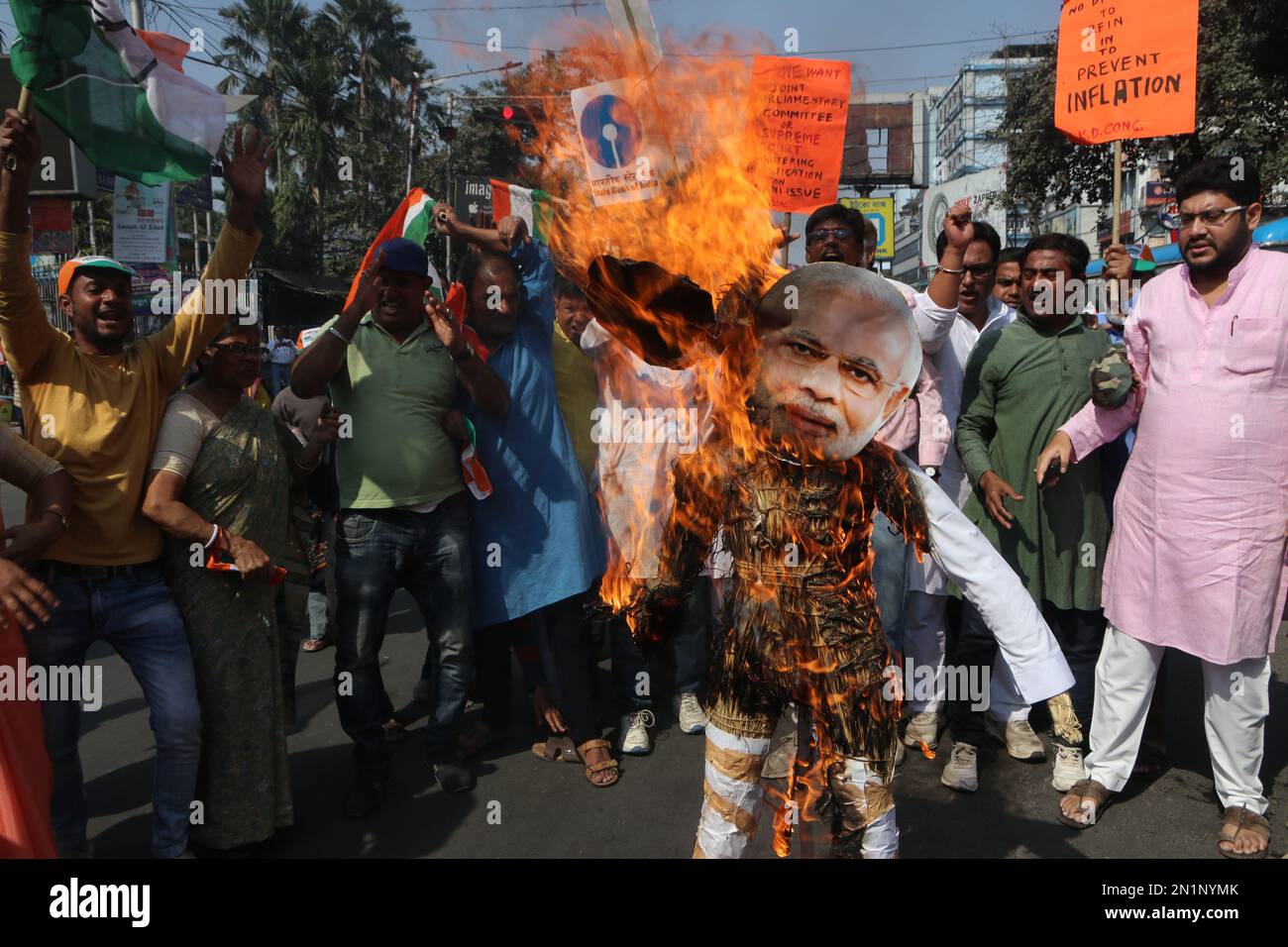 Kolkata, Bengala Occidentale, India. 6th Feb, 2023. Un attivista dell'ala giovanile del Congresso brucia l'effigie del primo Ministro Narendra modi e del Capo del Gruppo Adani Goutatam Adani durante una protesta contro presunti investimenti da parte di LIC e SBI nel Gruppo Adani a Kolkata. Hindenburg Research, società di ricerca per investitori con sede a New York, ha accusato l'industriale Gautam Adani-guidato conglomerato di 'branzino manipolazione di stock e schema di frode contabile nel corso dei decenni' (Credit Image: © Dipa Chakraorty/Pacific Press via ZUMA Press Wire) SOLO USO EDITORIALE! Non per USO commerciale! Foto Stock