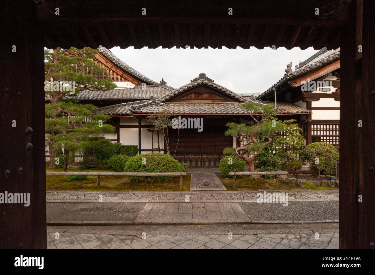 Guardando attraverso una porta d'ingresso in un tempio secondario di Myshinji, un tempio Zen a Kyoto, Giappone. Foto Stock