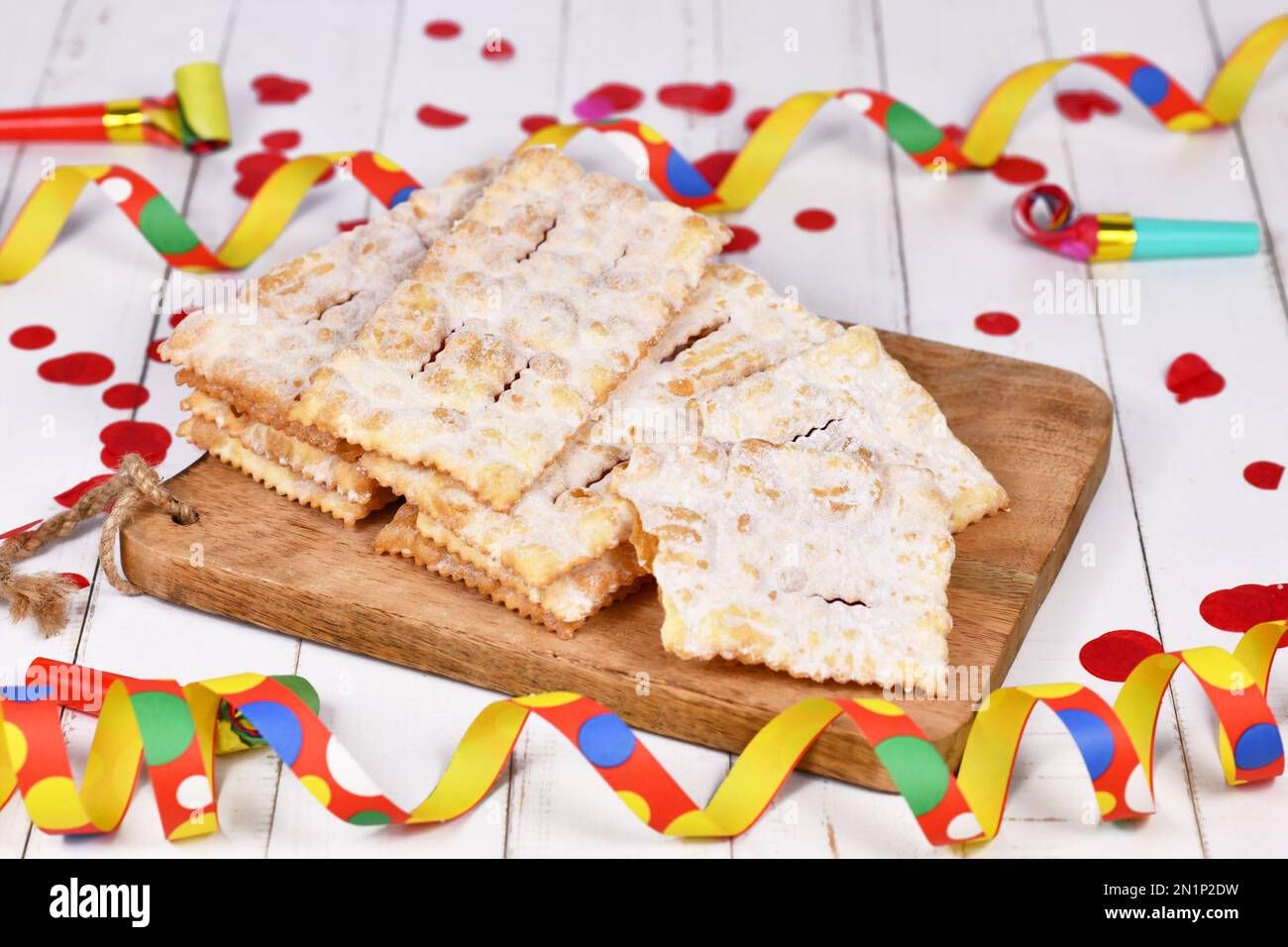 Spuntino fritto per dessert italiano per la stagione di carnevale chiamato 'Galani', 'Chiacchiere' o 'Cristoli' a seconda della regione. Conosciuto anche come Angel Wings pasticceria Foto Stock