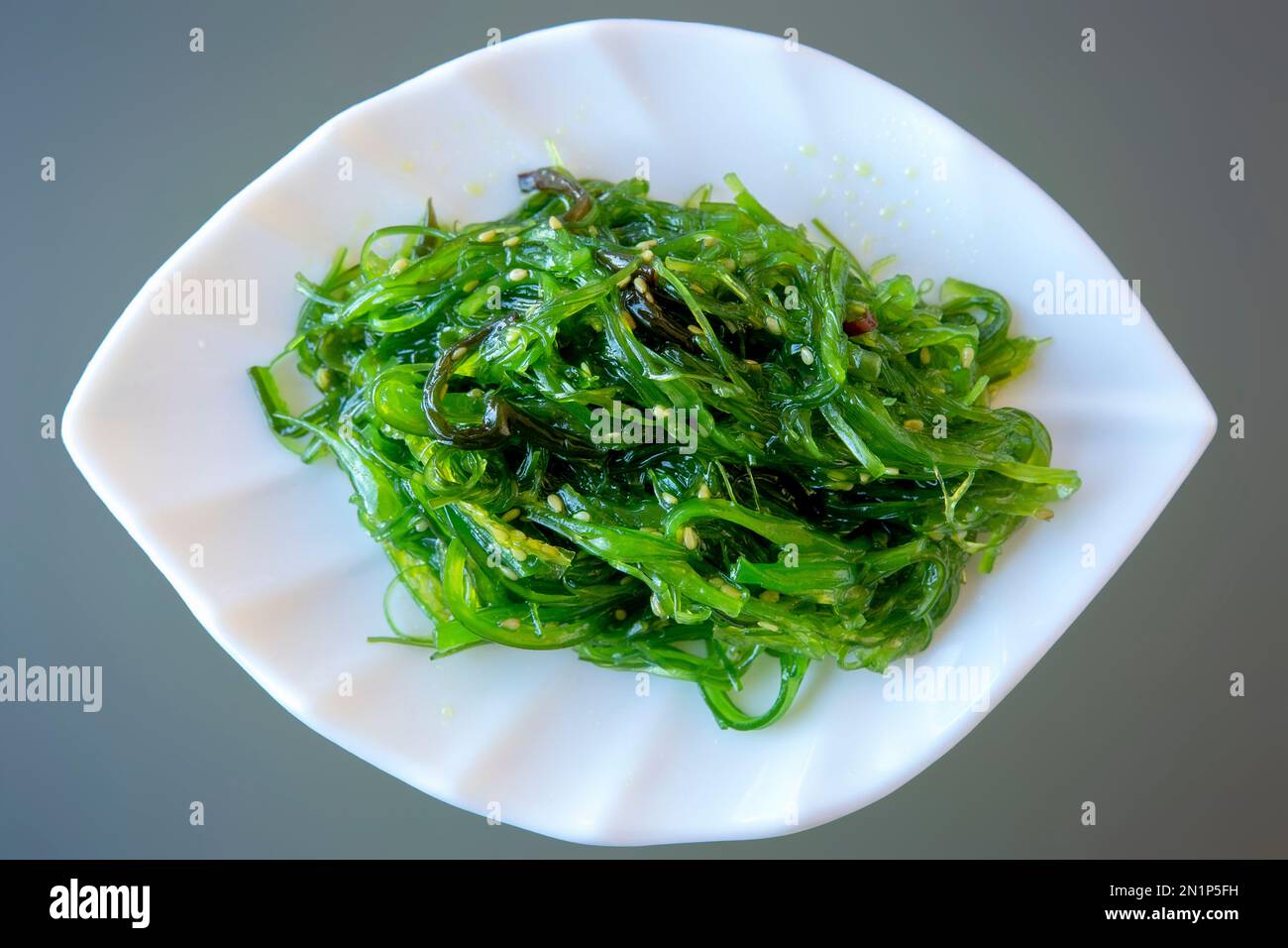 Primo piano di Goma Wakame (insalata di alghe marine) Foto Stock