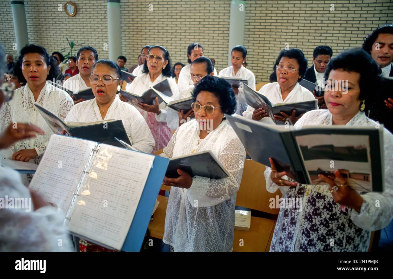 Paesi Bassi, Tiel. Donne ambonesi di Maluku durante una messa nella loro chiesa. Foto Stock