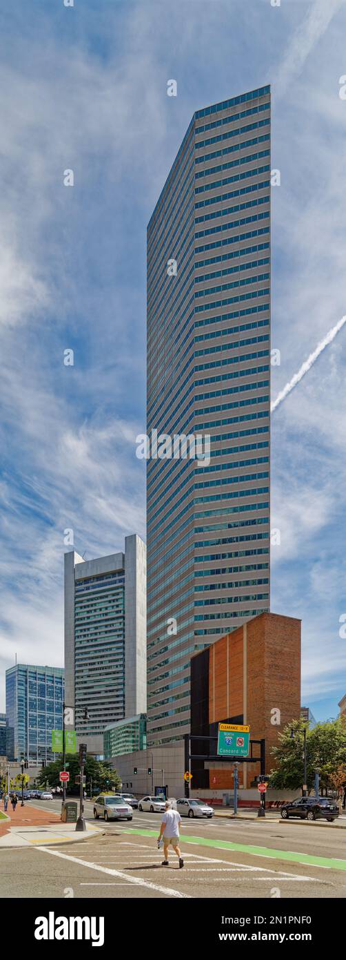 Boston Financial District: 1 Financial Center è un albero esagonale irregolare di vetro e acciaio con un atrio di vetro attaccato, al largo di Dewey Square. Foto Stock